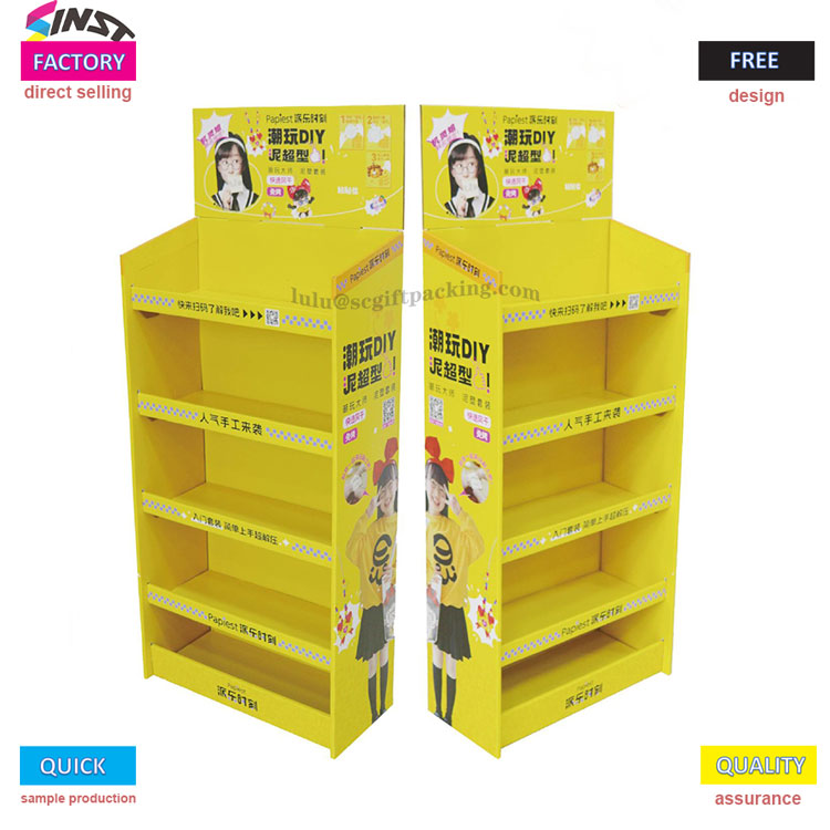 Rak tampilan karton kuning cilik ing supermarket yaiku geni!