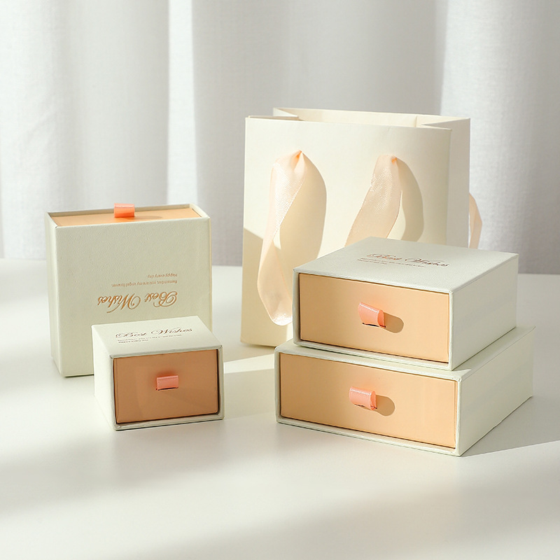 Wêdakakêna Putih Lawang Kothak Gift Box